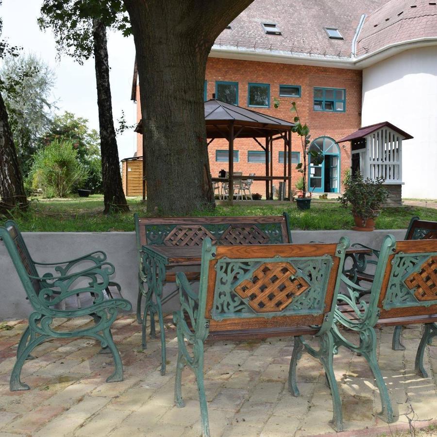 Romahegy Rendezvenyhaz Bed & Breakfast Kaposvar Exterior photo