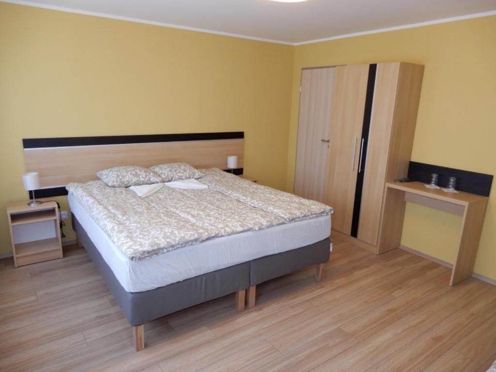 Romahegy Rendezvenyhaz Bed & Breakfast Kaposvar Exterior photo