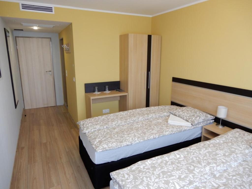 Romahegy Rendezvenyhaz Bed & Breakfast Kaposvar Exterior photo