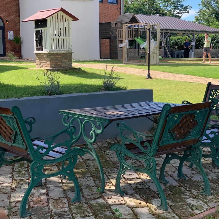 Romahegy Rendezvenyhaz Bed & Breakfast Kaposvar Exterior photo